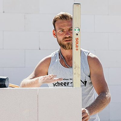 Mitarbeiter mit Wasserwaage